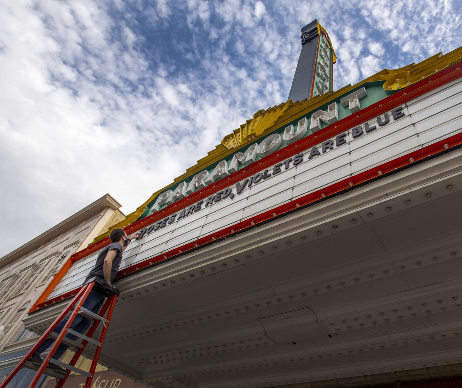 Paramount Sign